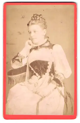 Fotografie R. Leuthold, Interlaken, junge Frau im Trachtenkleid mit geflochtenen Haaren