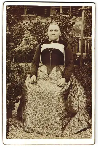 Fotografie Gottb. Baumeister, Luterbach, junge Frau in Tracht mit Kette und Brosche