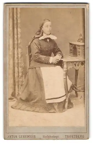 Fotografie Anton Lehmeier, Trostberg, junge Frau in Tracht sitzend am Sekretär