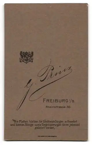 Fotografie G. Prinz, Freiburg i. B., junge Frau in Tracht mit Schleife auf dem Kopf nebst Mann im Anzug