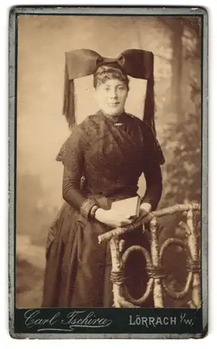 Fotografie Carl Tschira, Lörrach i. W., jung Frau im Trachtenkleid mit Buch in der Hand