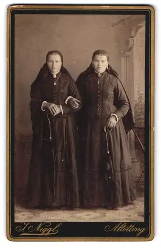 Fotografie J. Niggl, Altötting, zwei junge Frauen in Tracht mit Schirmen