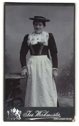 Fotografie Jos. Werkmeister, Traunstein, Dame in Tracht mit Hut