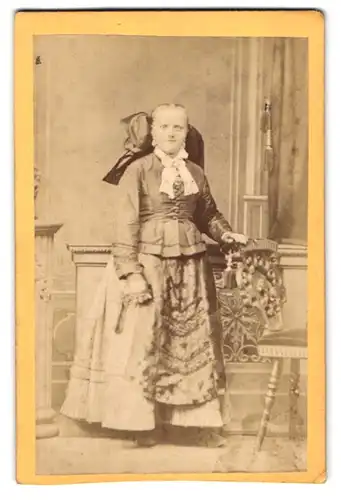 Fotografie Franz Schröck, Laufen / Salzach, junge Frau im Trachtenkleid vor einer Studiokulisse