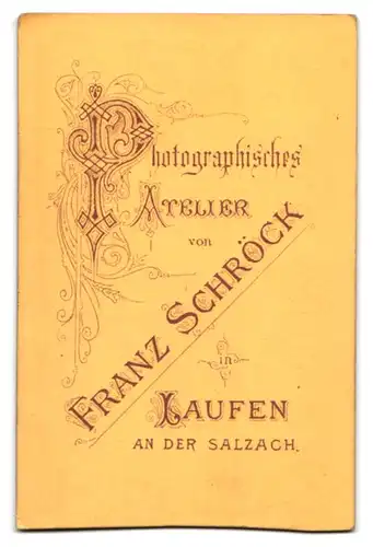 Fotografie Franz Schröck, Laufen / Salzach, junge Frau im Trachtenkleid vor einer Studiokulisse