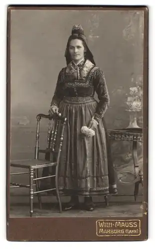 Fotografie Wilh. Mauss, Marburg / Lahn, Dame in Tracht mit Kopfschmuck