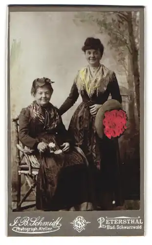 Fotografie J. B. Schmidt, Petersthal i. Schwarzwald, ältere Dame mit ihrer Tochter in Schwarzwälder Tracht