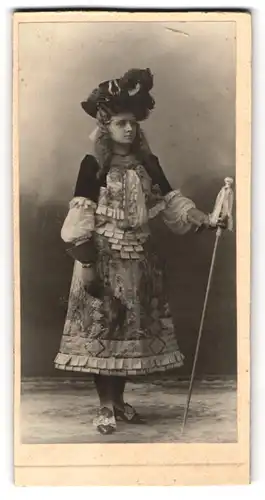 Fotografie unbekannter Fotograf und Ort, junges Mädchen als Funkenmariechen zum Karneval 1907