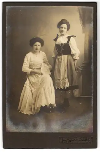Fotografie E. Puchmüller, Hamburg, zwei Damen in Kostümen zum Fasching mit Fächer