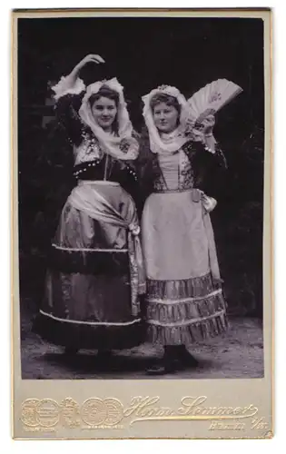 Fotografie Herm. Sommer, Hamm i. W., zwei Damen als Vagabundinnen / Zigeunerinnen im Kostüm, 1898