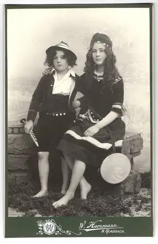 Fotografie W. Horsmann, Bergisch Gladbach, zwei niedliche Mädchen zum Fasching als Zigeunerin mit Trommel und Flöte