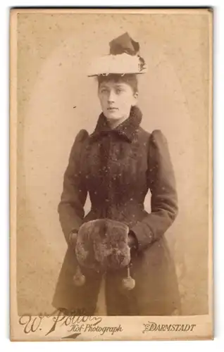 Fotografie W. pöllot, Darmstadt, junge Frau im Winterkleid mit Muff und Schleife am Hut