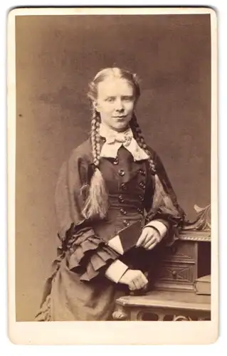 Fotografie E. Berhard & D. Ebeling, Hamburg, hübsches junges Mädchen mit geflochtenen Zöpfen