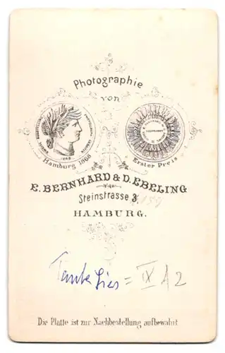 Fotografie E. Berhard & D. Ebeling, Hamburg, hübsches junges Mädchen mit geflochtenen Zöpfen