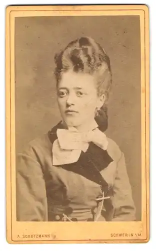 Fotografie A. Schützmann, Schwerin, junge Frau im Kleid mit toupierten Haaren