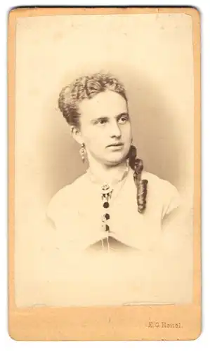 Fotografie E. G. Heitel, Wien, junge Frau im hellen Kleid mit gelockten Haaren und Ohrringen