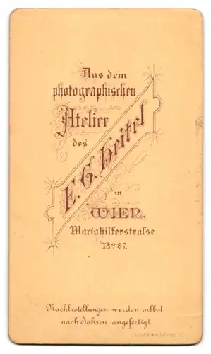 Fotografie E. G. Heitel, Wien, junge Frau im hellen Kleid mit gelockten Haaren und Ohrringen