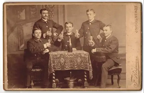 Fotografie Franz Bergmann, Ingolstadt, fünf junge Herren feiern mit Sekt im Atelier, Sektkühler am Boden