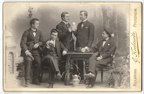 Fotografie G. Kutenits, Heilbronn, junge Herren beim Weintrinken im Atelier
