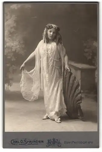Fotografie Carl G. Springer, Reichenberg, junge Schauspielerin im geschmückten Kleid mit Perlenkette, Muschel, 1909