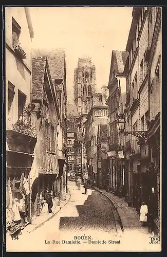 AK Rouen, La Rue Damiette et ses magasins, la Cathédrale au fond