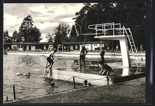 AK Uelsen, Waldbad mit Schwimmern am Sprungturm