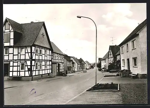 AK Breuna, Strassenpartie mit VW Käfer und VW Bulli