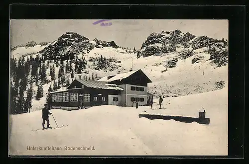 AK Bodenschneid, Skifahrer an der Berghütte im Schnee