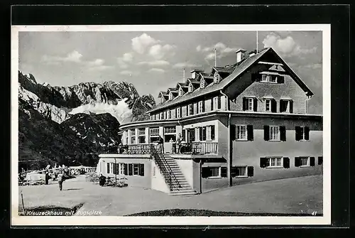 AK Kreuzeckhaus, die Berghütte mit Besuchern gegen die Zugspitze