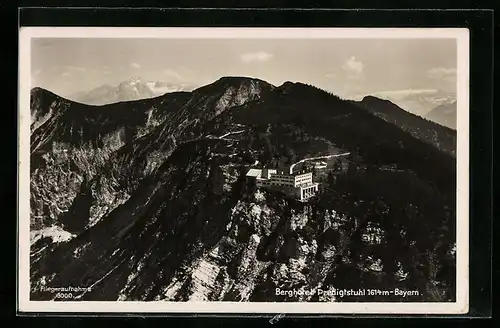 AK Berghotel Predigtstuhl (Bayern), Blick auf die Berghütte über einer Felswand