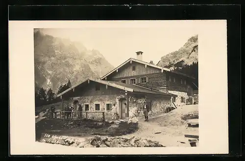 AK Wimbachgriefsalm, Besucher an der Berghütte mit dem Hochkalter