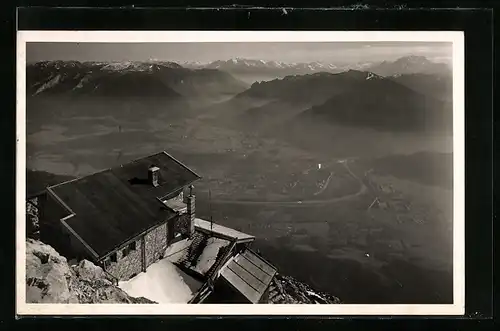 AK Reichenhaller Haus am Hochstauffen, Berghütte mit Blick aufs Bergpanorama