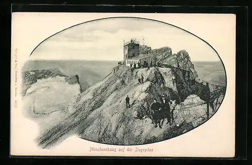 AK Münchnerhaus, Wanderer an der Berghütte auf der Zugspitze