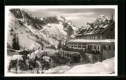 AK Berghütte Kreuzeckhaus, Panorama gegen Zugspitze im Schnee