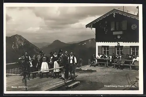 AK Hirschberg-Haus, Berghütte mit Einheimischen beim Almtanz