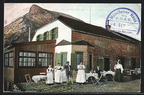 AK Münchnerhaus, Wanderer vor der Hütte