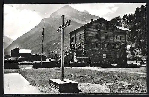 AK Berghaus Tabor im Saas-Grund mit Kreuz und Fahne