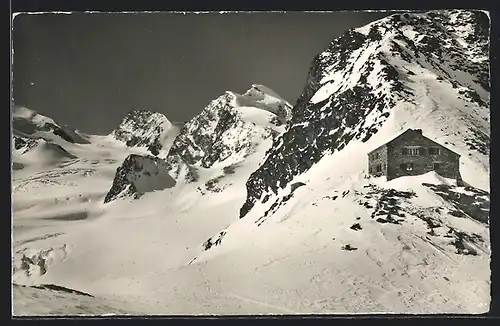 AK Britanniahütte, Berghütte mit dem Adlerpass und Rimpfischhorn sowie Allalinhorn
