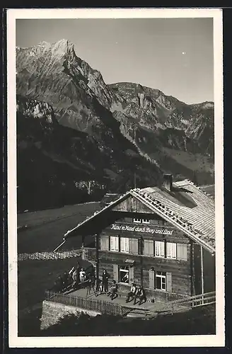 AK Naturfreundehütte Kienthal, Besucher auf der Aussichtsterrasse