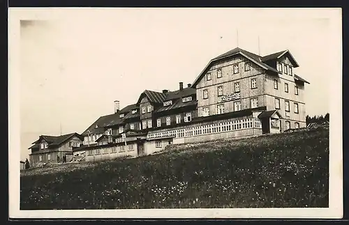 AK Fuchsbergbaude im Riesengebirge, Berghütte im Frühling