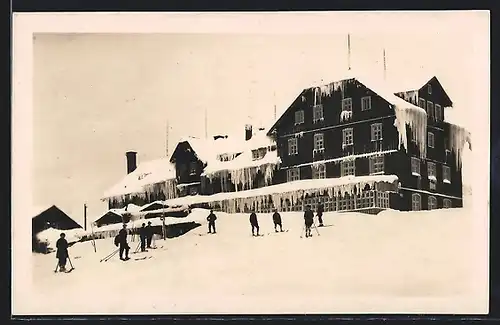 AK Wintersportheim Fuchsbergbaude im Riesengebirge mit Skifahrern