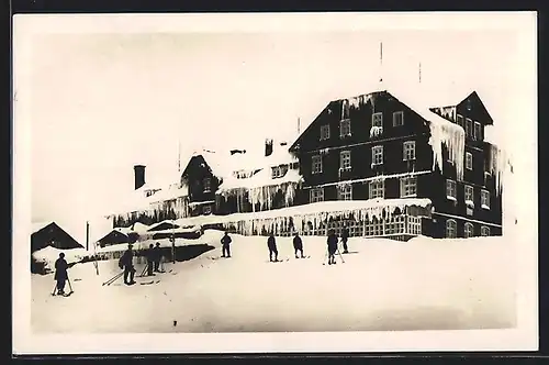 AK Wintersportheim Fuchsbergbaude im Riesengebirge mit Skifahrern