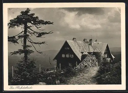 AK Heufuderbaude, Aussenansicht mit Blick zu den Bergen