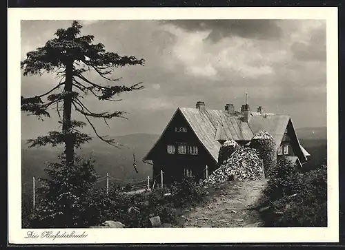 AK Heufuderbaude, Aussenansicht mit Blick zu den Bergen