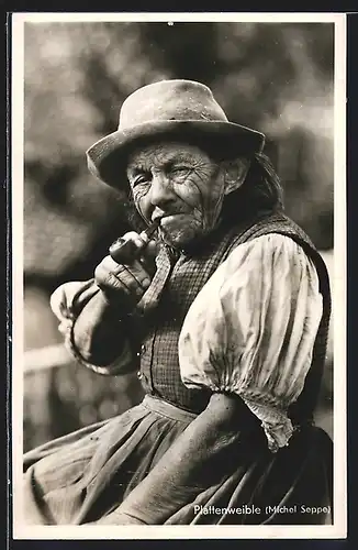 AK Portrait des Plattenweible im Dirndl mit Tabakspfeife, Schwarzwälder Tracht