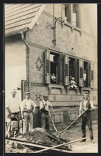 Foto-AK Handwerker mit Schaufeln vor einem Haus