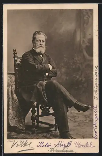 AK Bürgermeister Carl Lueger sitzt im Anzug mit überschlagenen Beinen auf einem Stuhl