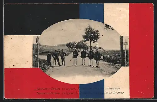 AK Nouveau-Saales, Soldaten in Uniform an der Deutsch-Französischen Grenze, Im Passepartout der Landesflaggen