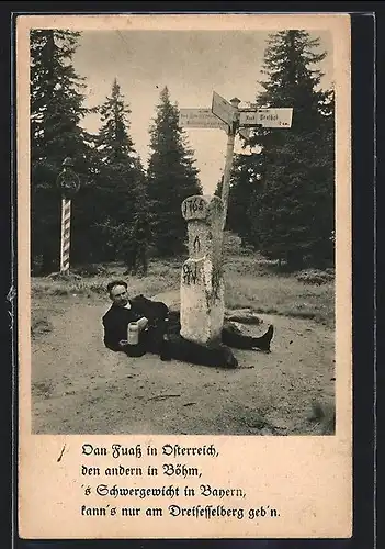 AK Dreisessel-Dreieckmark, Grenze Bayern-Böhmen-Österreich, Mann liegt am Wegweiser