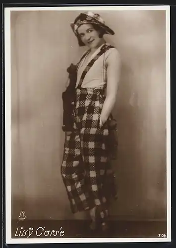 AK Tänzerin Lissy Corsé mit karierter Latzhose und karierter Mütze